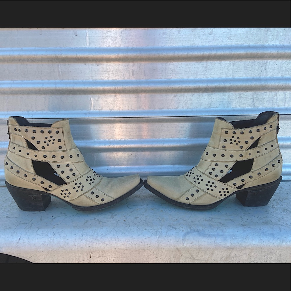 Lane cutout booties